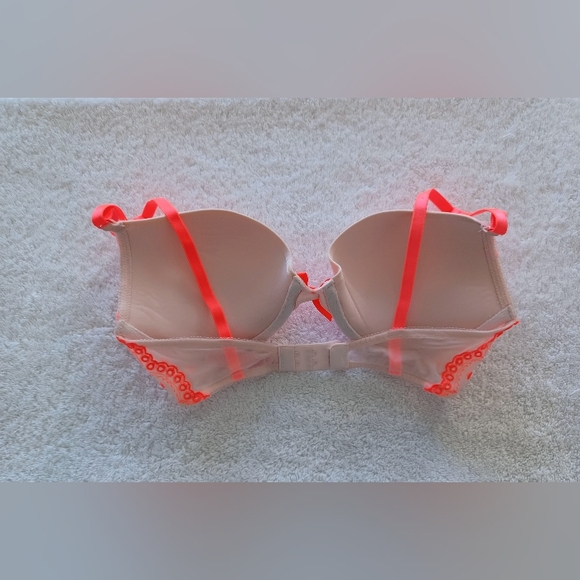 Victoria's Secret Push Up Padded Bra, Size 32D - Picture 2 of 16